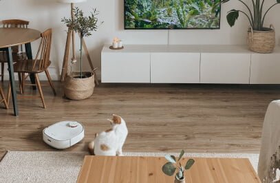 podlaha v obývacej izbe s fungujúcim čistiacim robotom