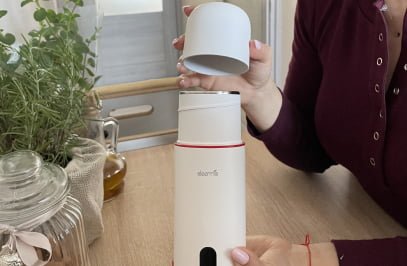 osoba, ktorá drží mixér v kuchyni